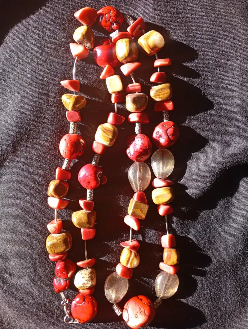 Collar de cuarzo ahumado y piedras pulidas.