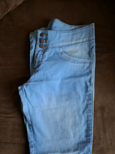 Jeans de Mujer Azul Claro con Botones Decorativos - miniatura 1
