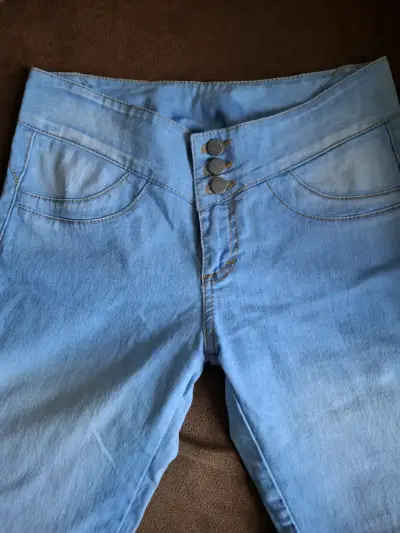Jeans de Mujer Azul Claro con Botones Decorativos - miniatura 2
