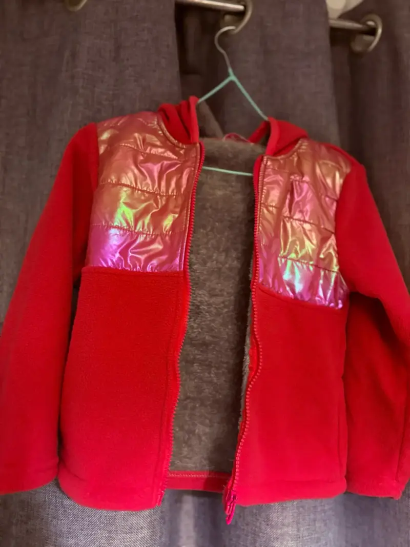 Chaqueta roja para niña con detalles brillantes - 2