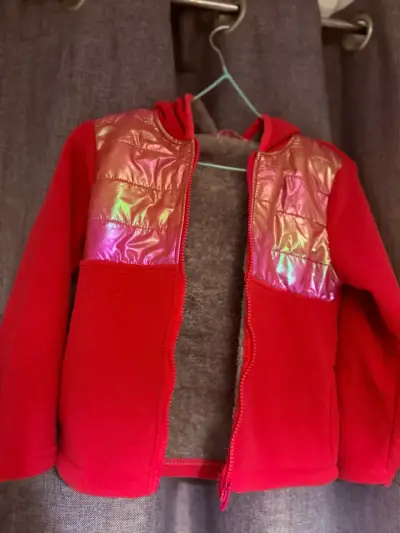Chaqueta roja para niña con detalles brillantes - miniatura 2