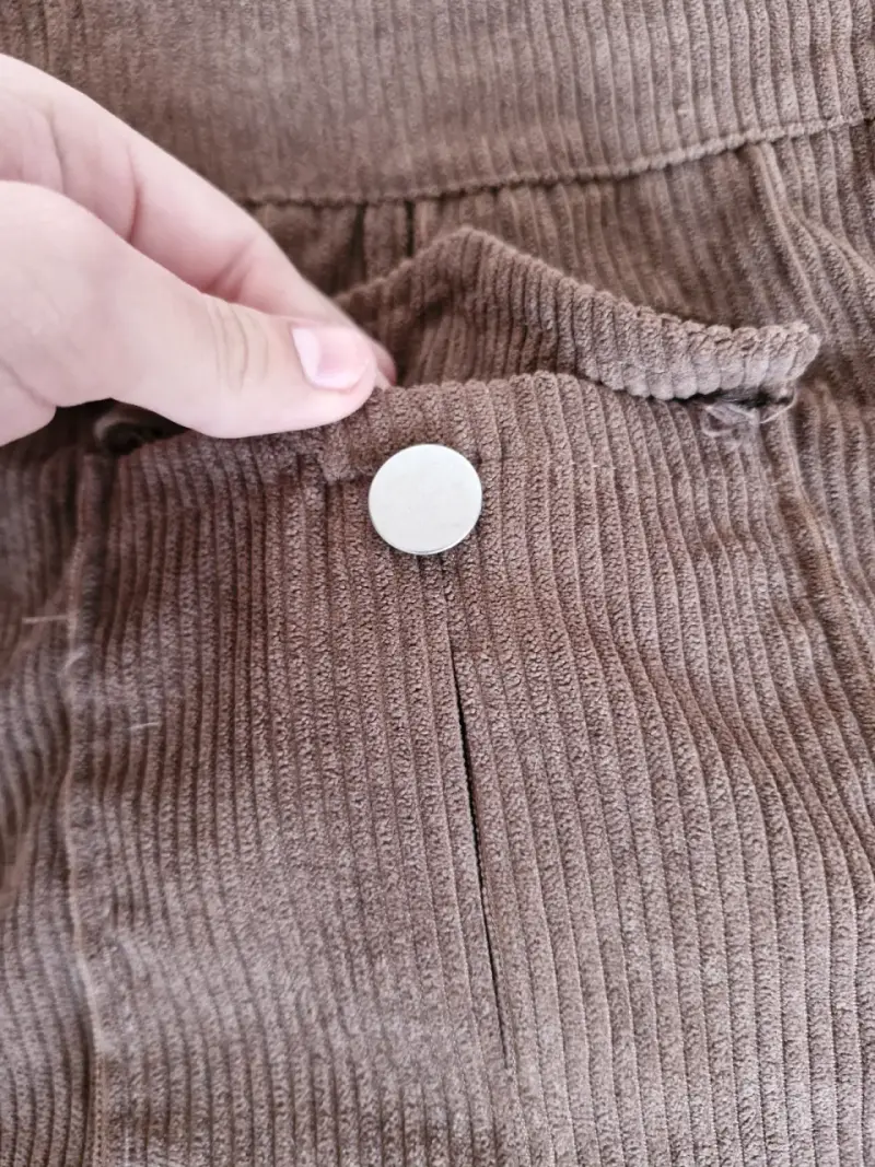 Falda corta de pana marrón con bolsillos - 2