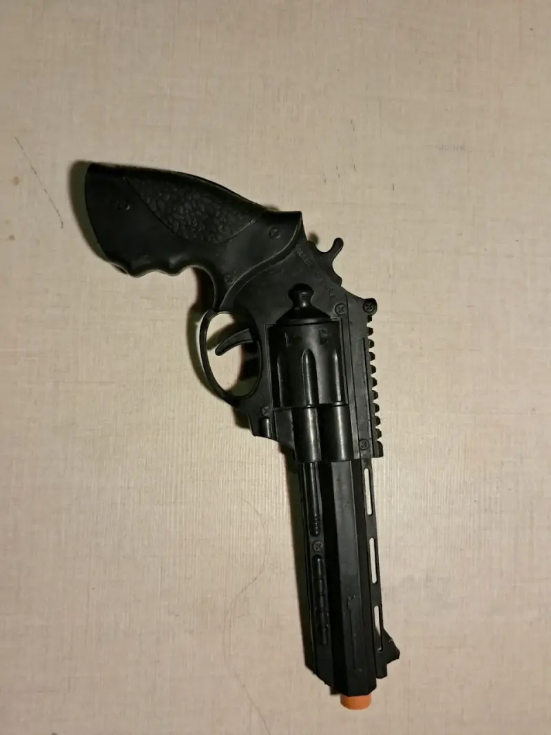 Revolver de juguete negra mediana.