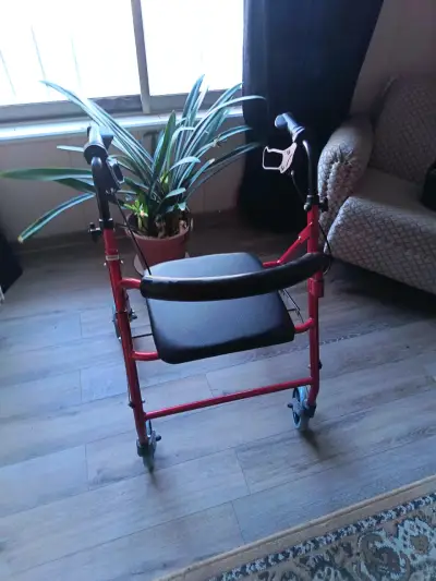 Andador plegable con asiento y frenos - miniatura 2