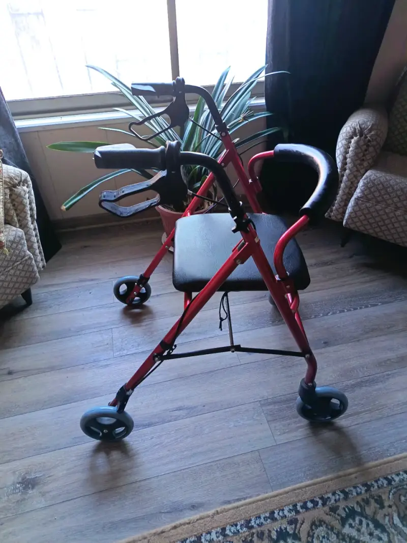 Andador plegable con asiento y frenos - 3