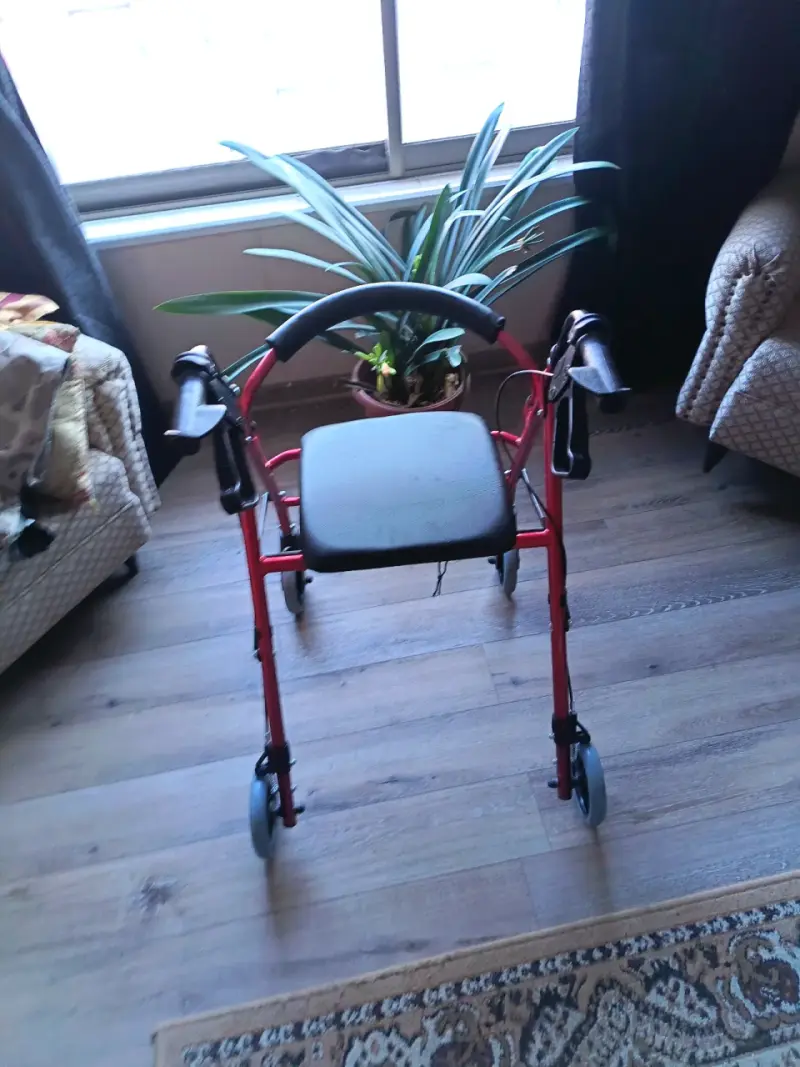 Andador plegable con asiento y frenos - 4
