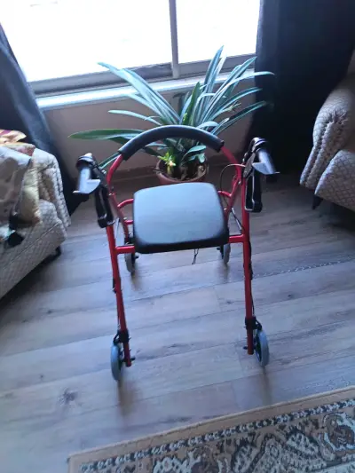 Andador plegable con asiento y frenos - miniatura 4