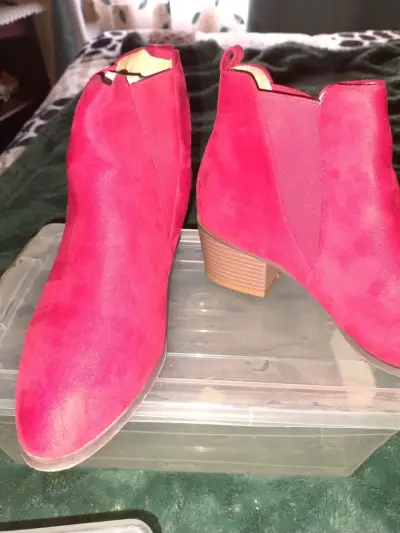 Botines rojos de gamuza con tacón bajo - miniatura 1