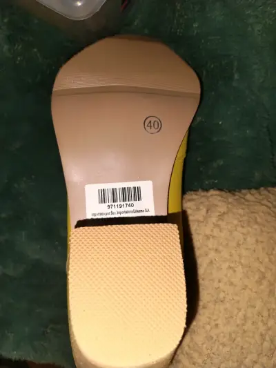 Botines amarillos con diseño calado talla 40 - miniatura 1