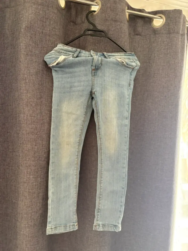 Jeans ajustados celestes para niña