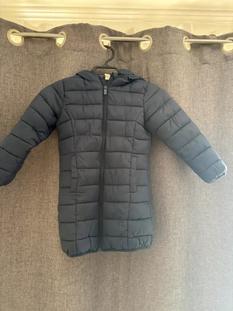 Chaqueta acolchada azul para niño con capucha