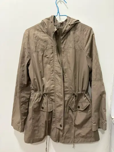 Parka beige con capucha y bolsillos - miniatura 1