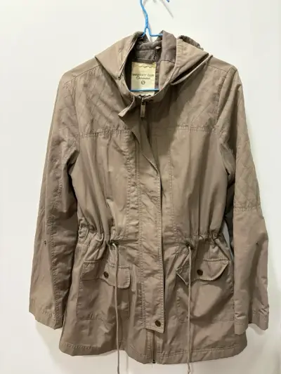 Parka beige con capucha y bolsillos - miniatura 2