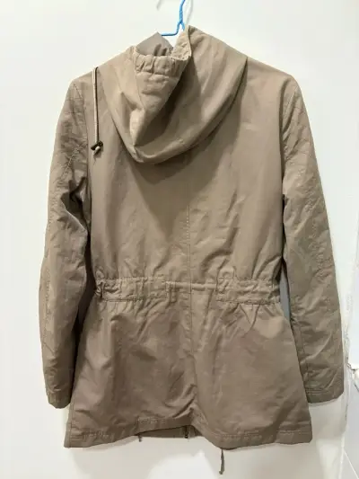 Parka beige con capucha y bolsillos - miniatura 3