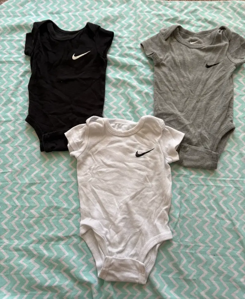 Set de 3 bodies para bebé Nike en varios colores
