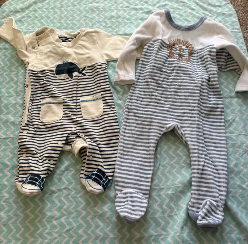 Pijamas de bebé con diseño de animales