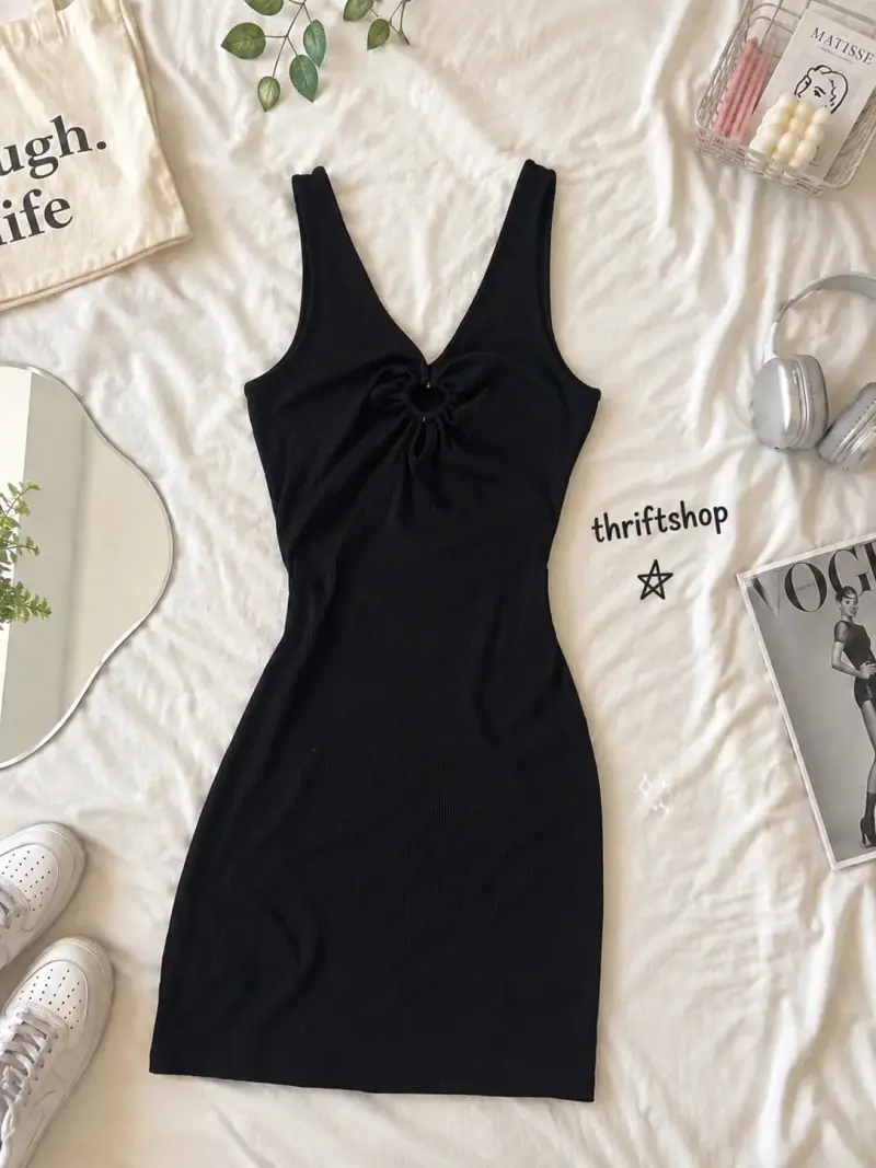 Vestido negro ajustado sin mangas - 1
