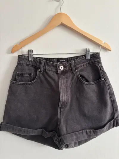 Shorts de mezclilla gris oscuro para mujer - miniatura 1