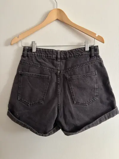 Shorts de mezclilla gris oscuro para mujer - miniatura 2