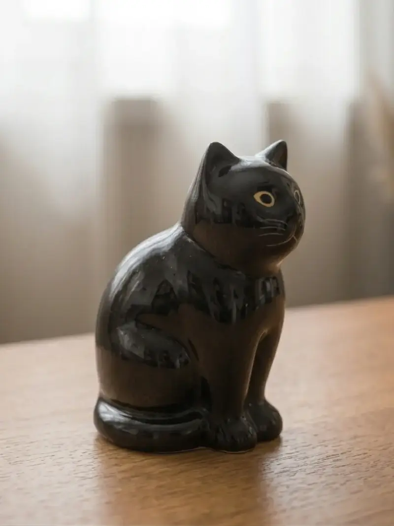 Figura Decorativa de Gato Negro en Cerámica