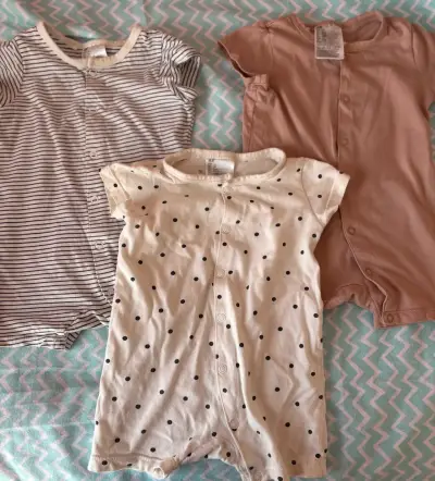 Set de 3 enteritos para bebé H&M variados - miniatura 1