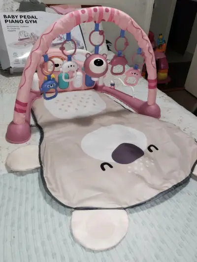 Gimnasio para bebés con piano y juguetes colgantes - miniatura 2