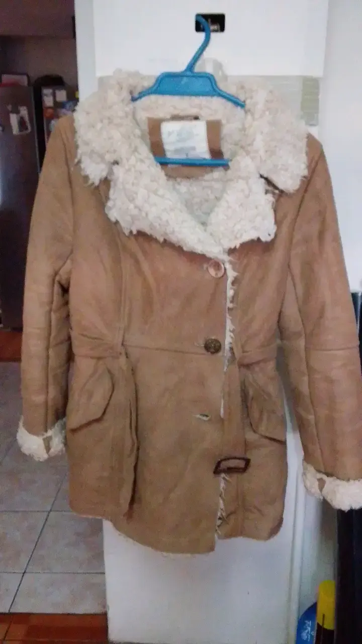 Abrigo de mujer con forro de piel sintética beige