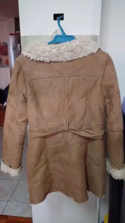Abrigo de mujer con forro de piel sintética beige - miniatura 2