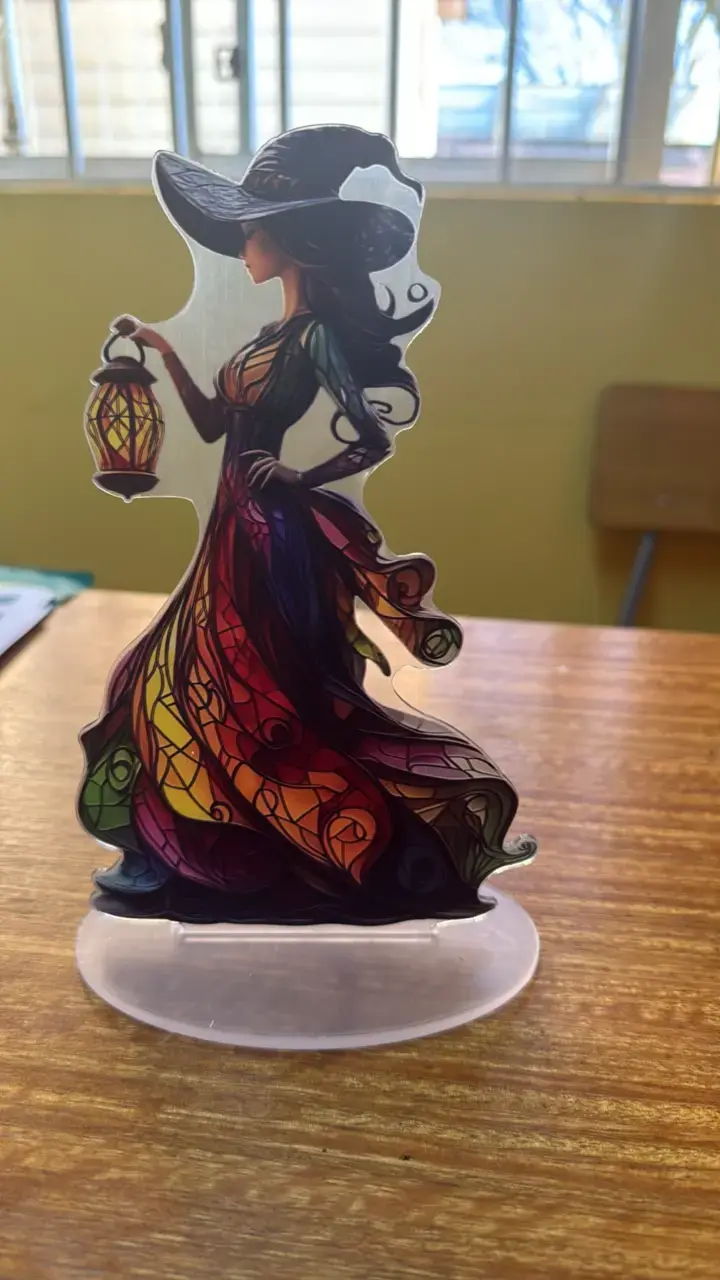 Figura decorativa de mujer con sombrero y linterna