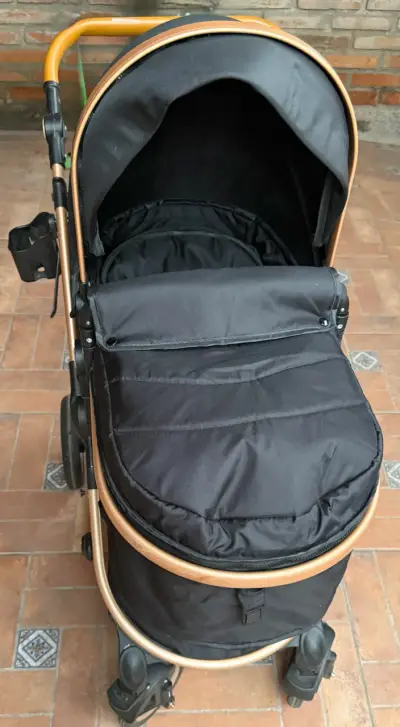 Coche de bebé LuBabycas negro con estructura dorada - miniatura 2