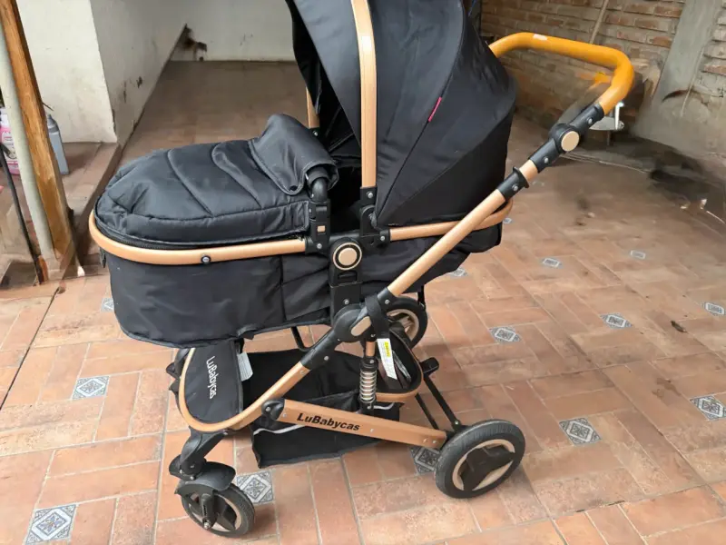 Coche de bebé LuBabycas negro con estructura dorada - 3