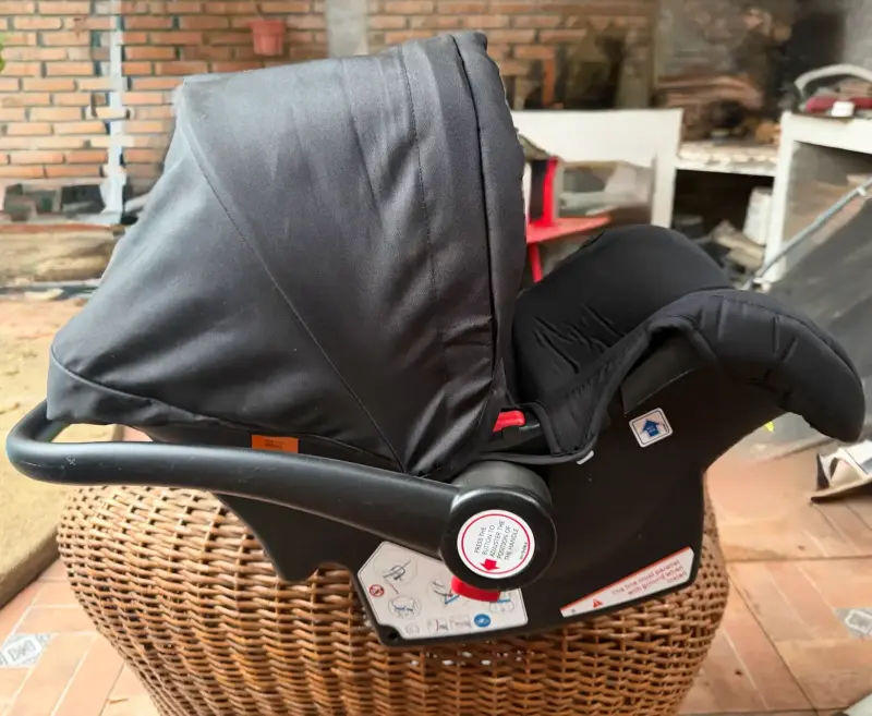 Coche de bebé LuBabycas negro con estructura dorada - 5