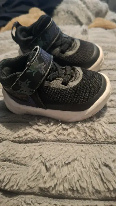 Zapatillas negras para niños con velcro - miniatura 1