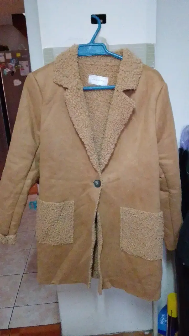 Abrigo de mujer con forro de lana sintética
