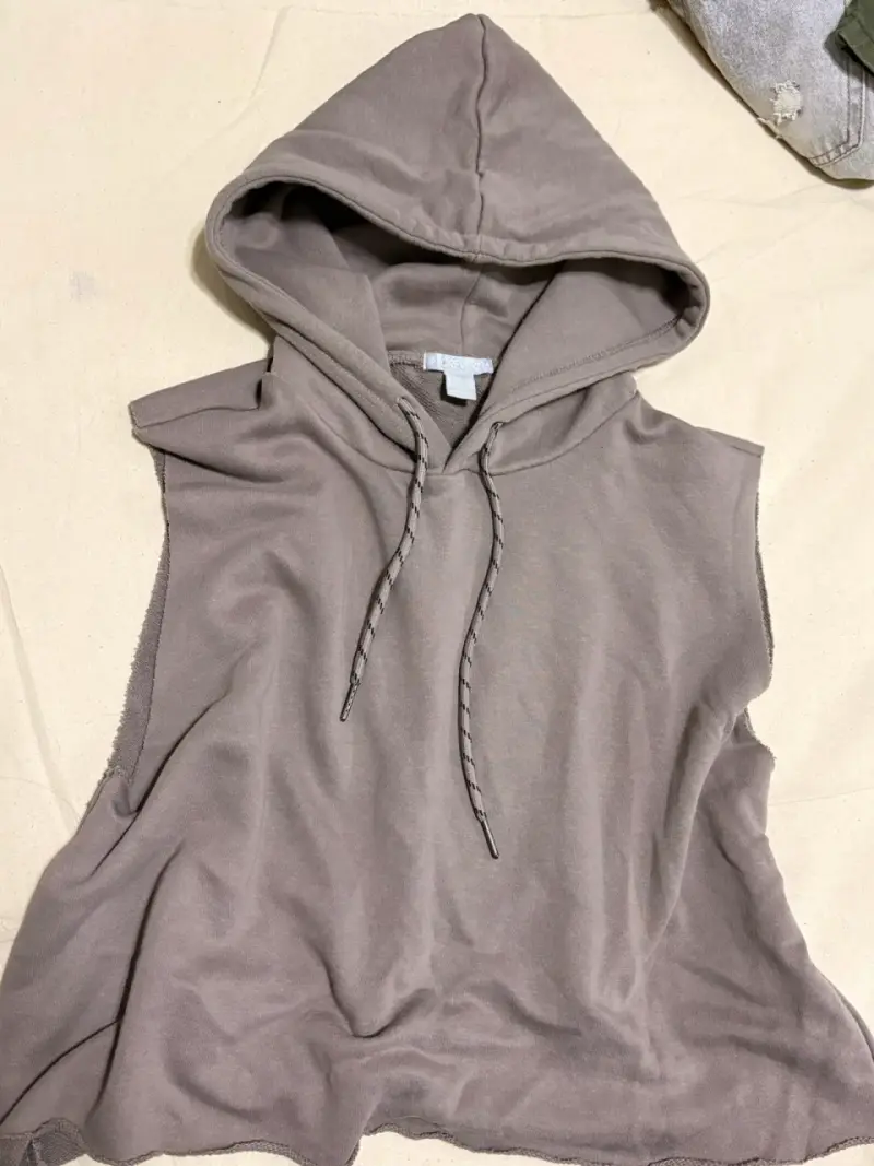 Polerón sin mangas con capucha color beige - 1