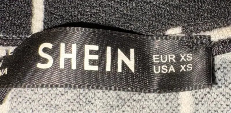 Vestido Shein negro con diseño de cuadros - 4