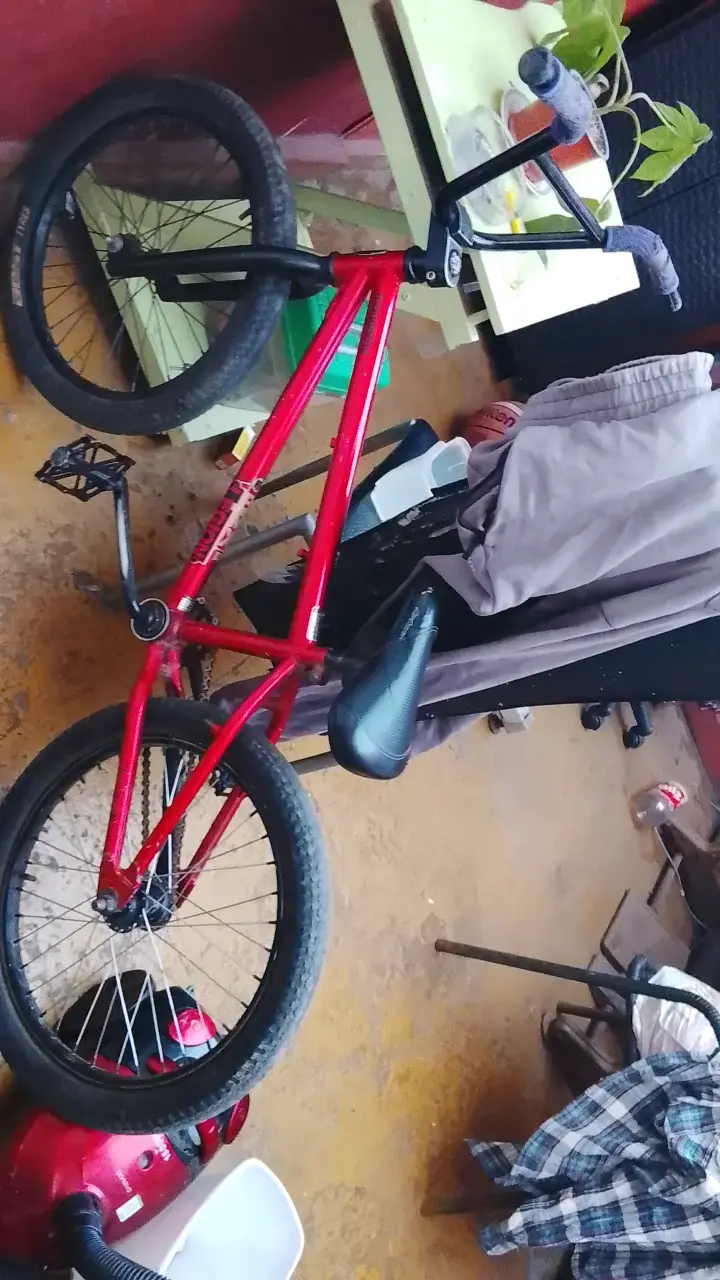 Bicicleta BMX roja en buen estado