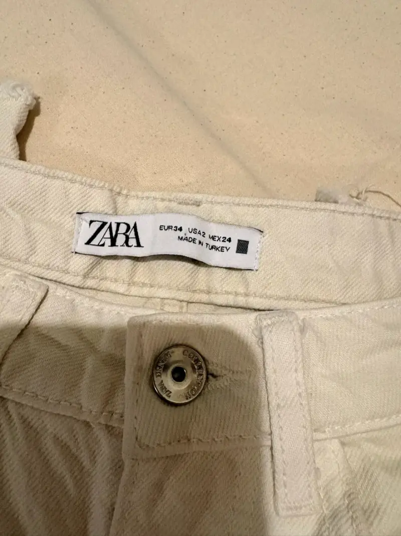 Pantalones de mezclilla beige Zara para mujer - 2