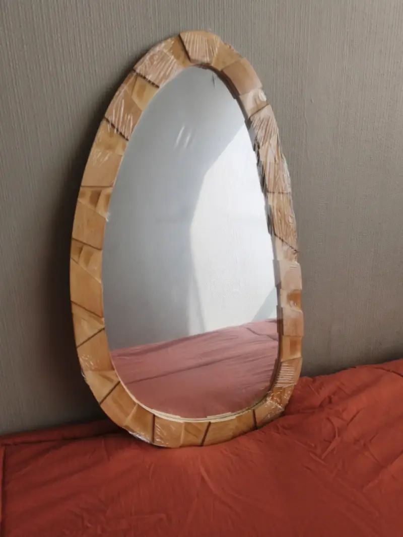 Espejo decorativo ovalado con marco de madera