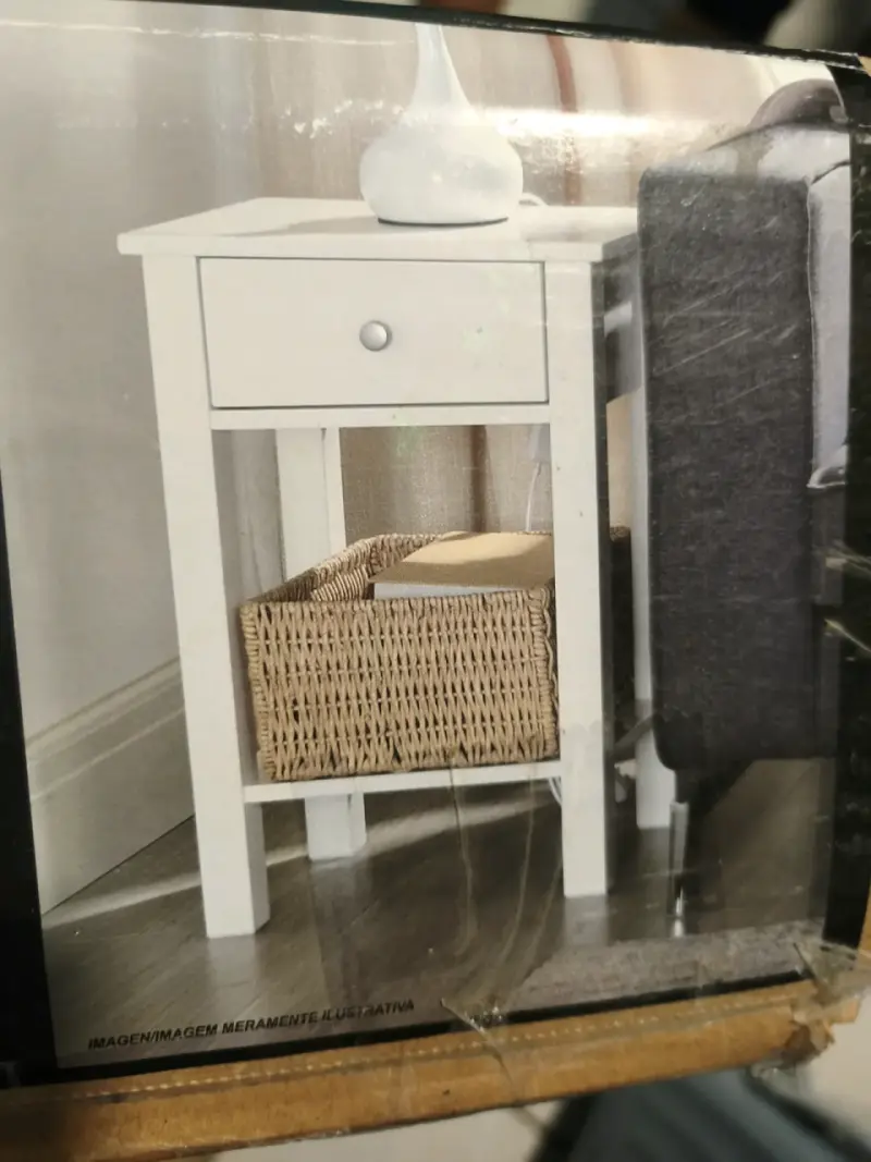 Mesa de noche blanca con cajón