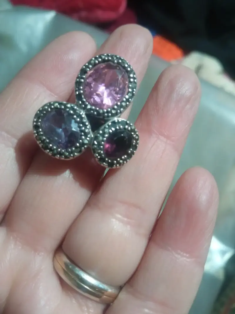 Anillo de plata con piedras brillantes