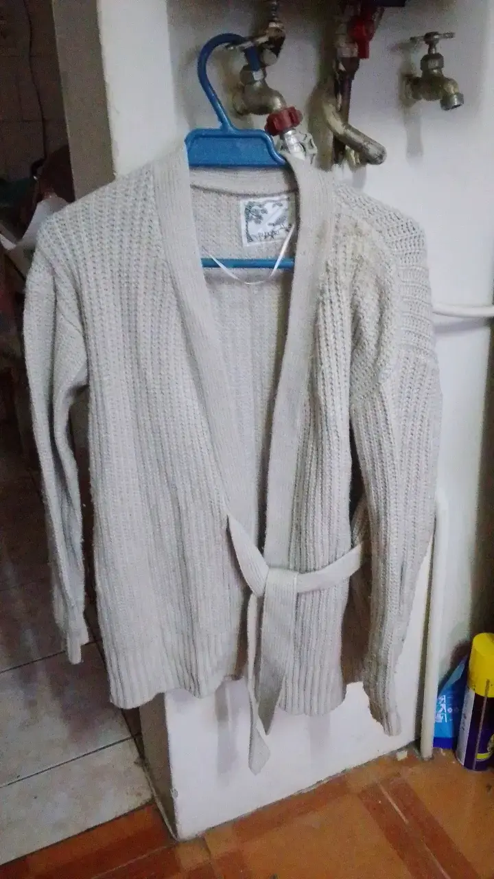 Cárdigan beige de punto con cinturón