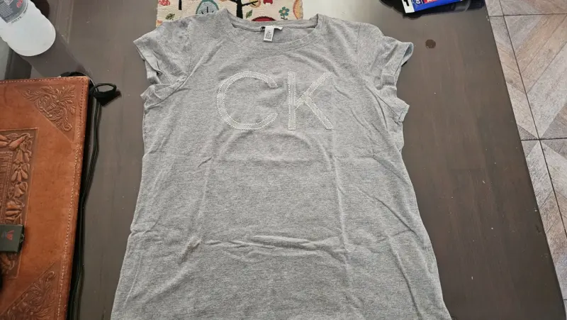 Polera gris Calvin Klein con logo CK - 1