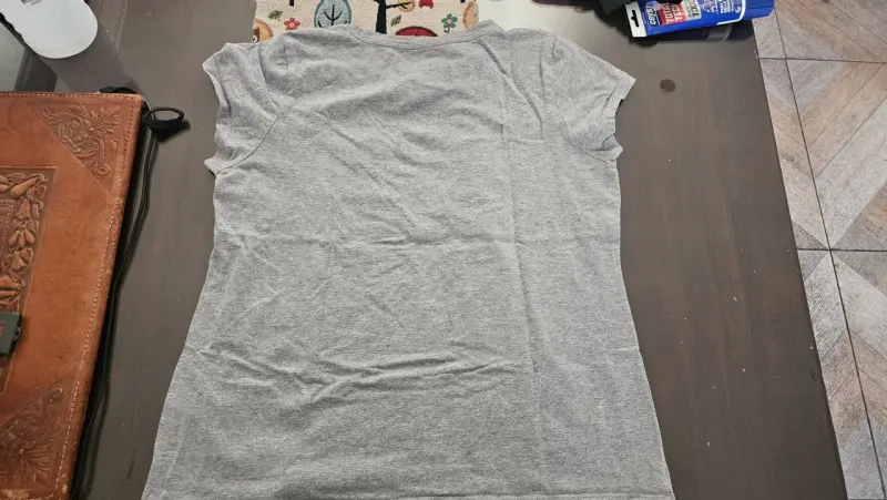 Polera gris Calvin Klein con logo CK - 2