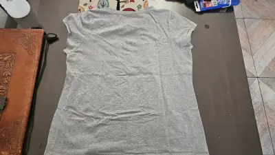 Polera gris Calvin Klein con logo CK - miniatura 2