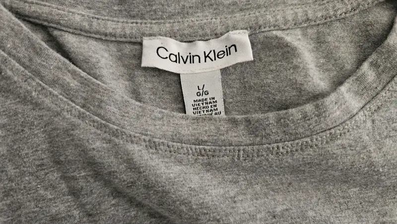 Polera gris Calvin Klein con logo CK - 3