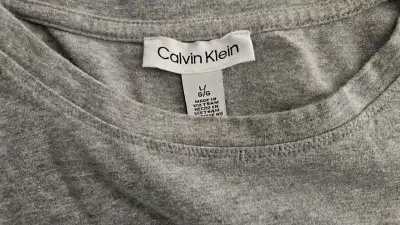 Polera gris Calvin Klein con logo CK - miniatura 3