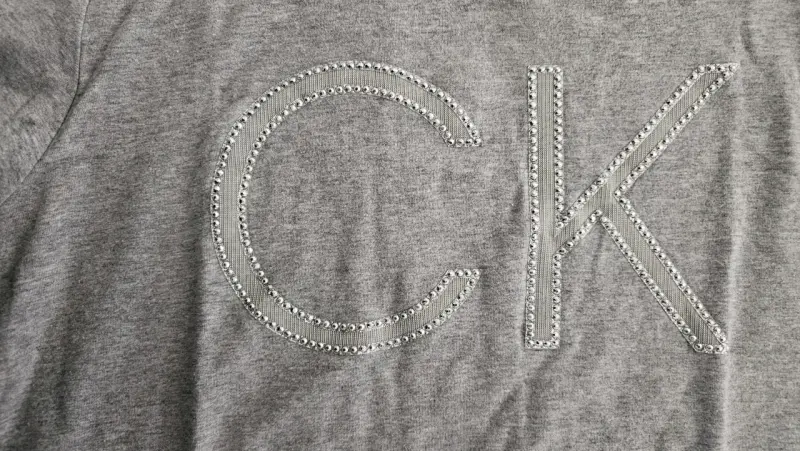 Polera gris Calvin Klein con logo CK - 4