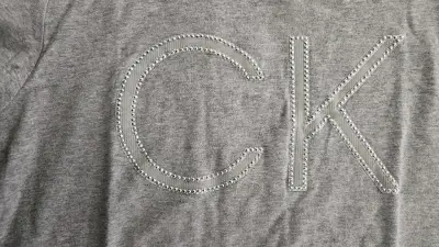 Polera gris Calvin Klein con logo CK - miniatura 4