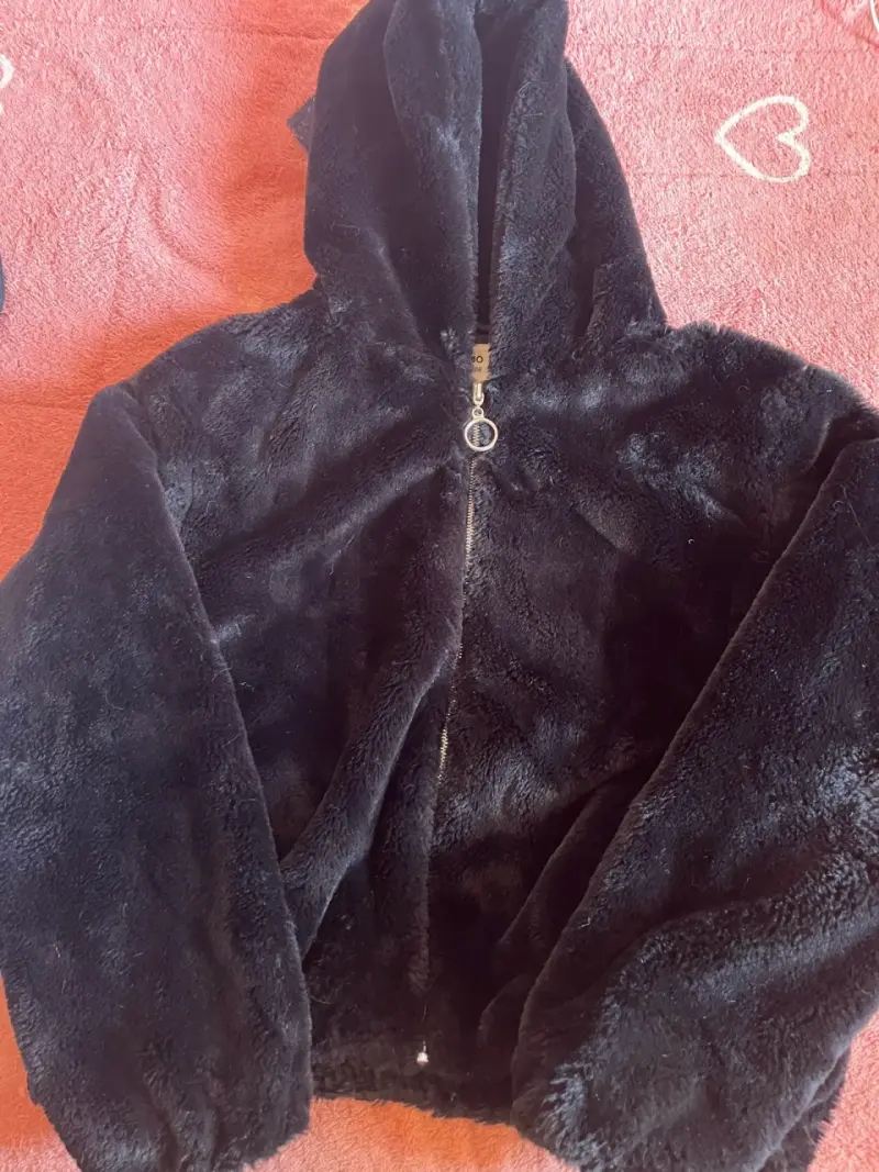 Chaqueta de peluche negra con capucha